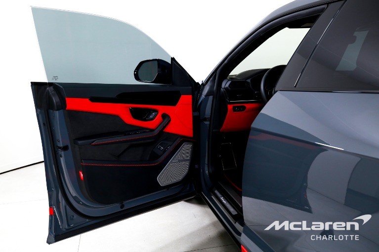 Used-2025-Lamborghini-Urus-SE