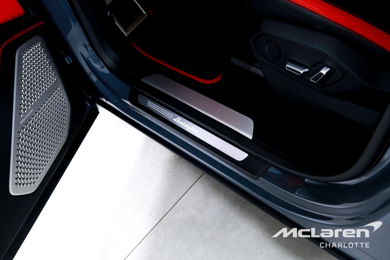 Used-2025-Lamborghini-Urus-SE