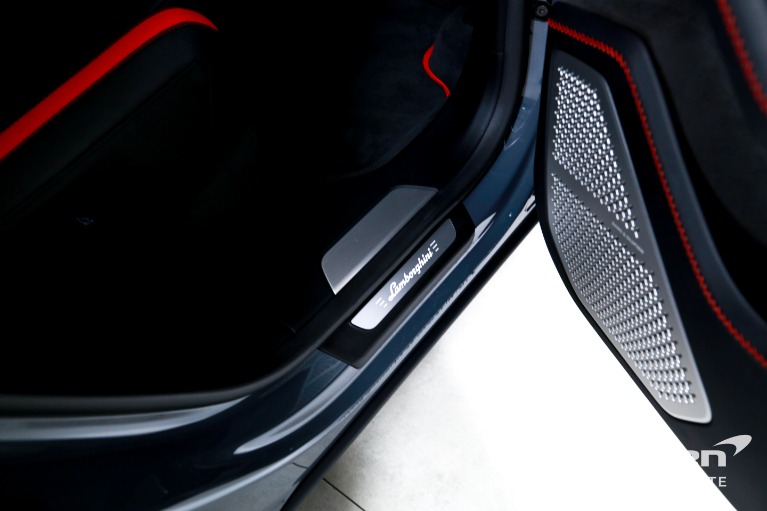 Used-2025-Lamborghini-Urus-SE